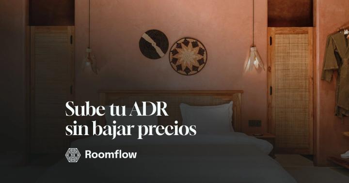 Habitación de un hotel boutique con paredes de barro y cama de matrimonio.