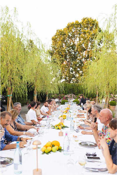 Persone ad una cena durante un evento in esterno