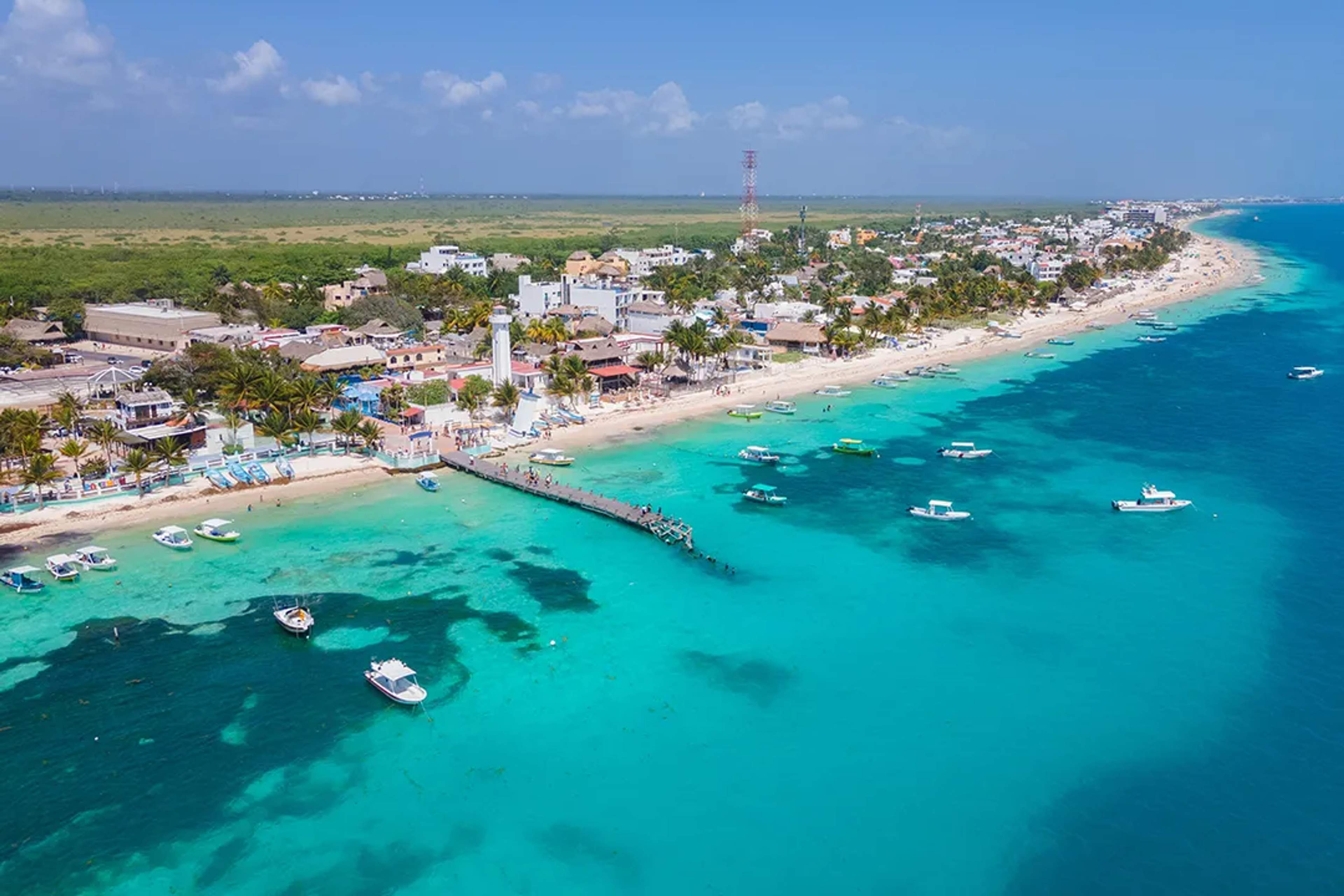 Vista aérea de la costa de Puerto Morelos cerca de Cancun Adventures, con aguas turquesa y el Caribe mexicano