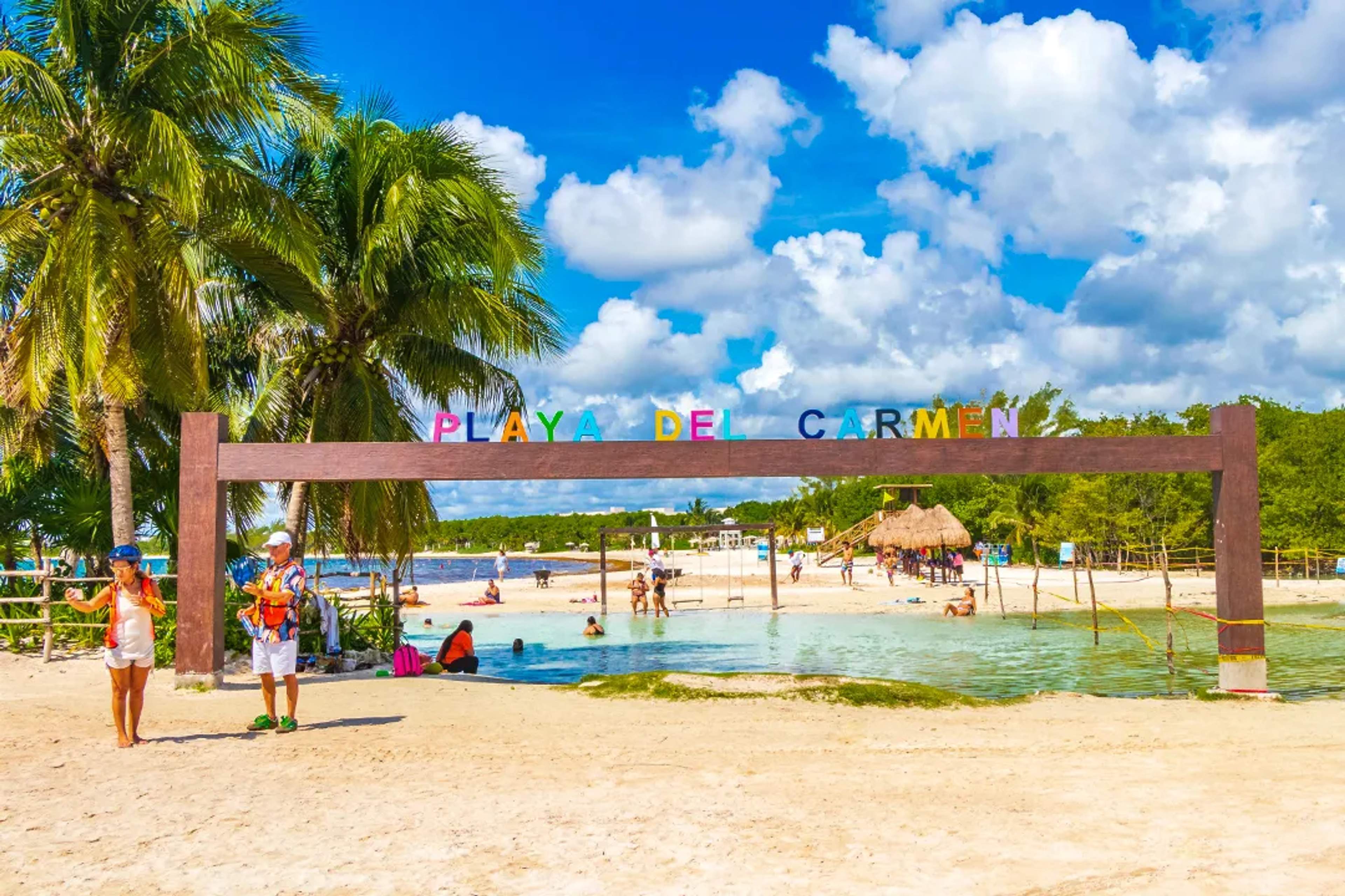 Playa Punta Esmeralda en Playa del Carmen, playa pública con cenote y vistas al Caribe en la Riviera Maya