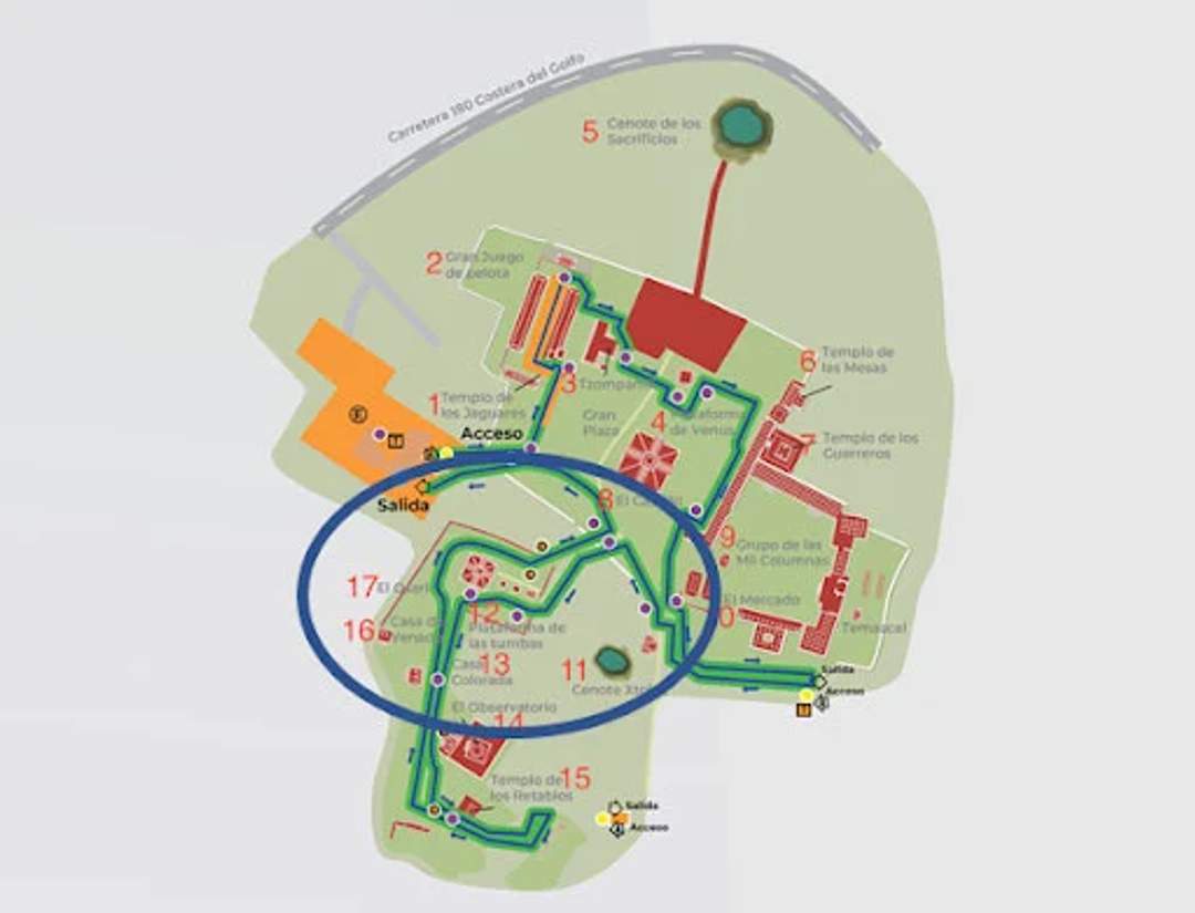 Mapa de un sitio arqueológico que muestra ubicaciones clave como templos, observatorios y senderos, con puntos de acceso y salida destacados.