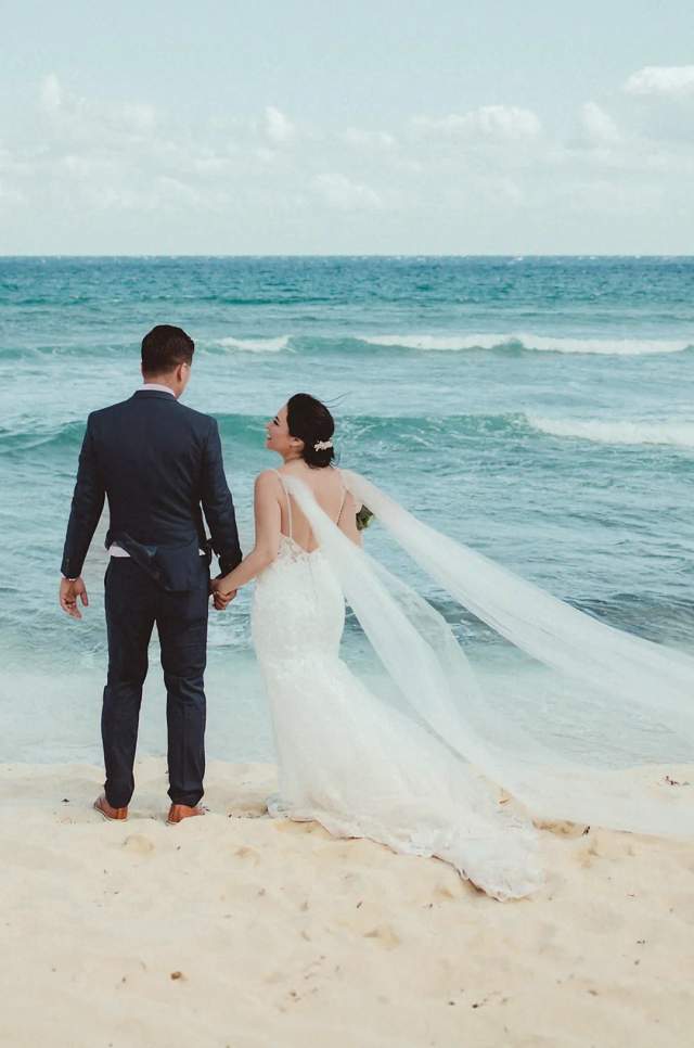 Pareja admirando el Caribe Mexicano después de su Boda en Cancún.