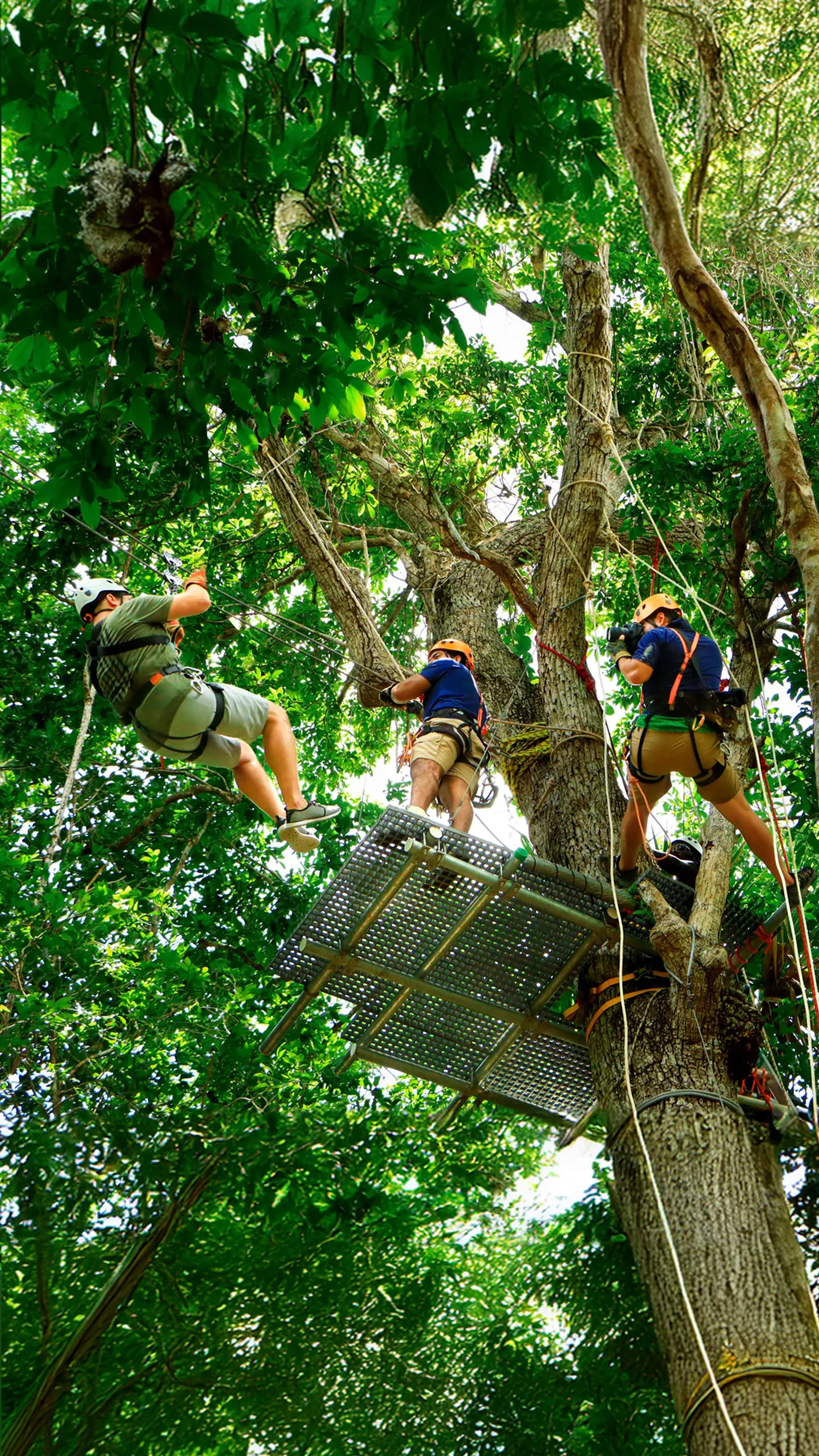 Professional photographer taking photos of a traveler on a Cancun tour.