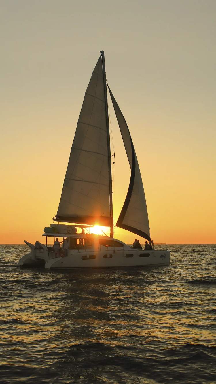 Disfruta el romántico Velero al Atardecer de Cancun Adventures.