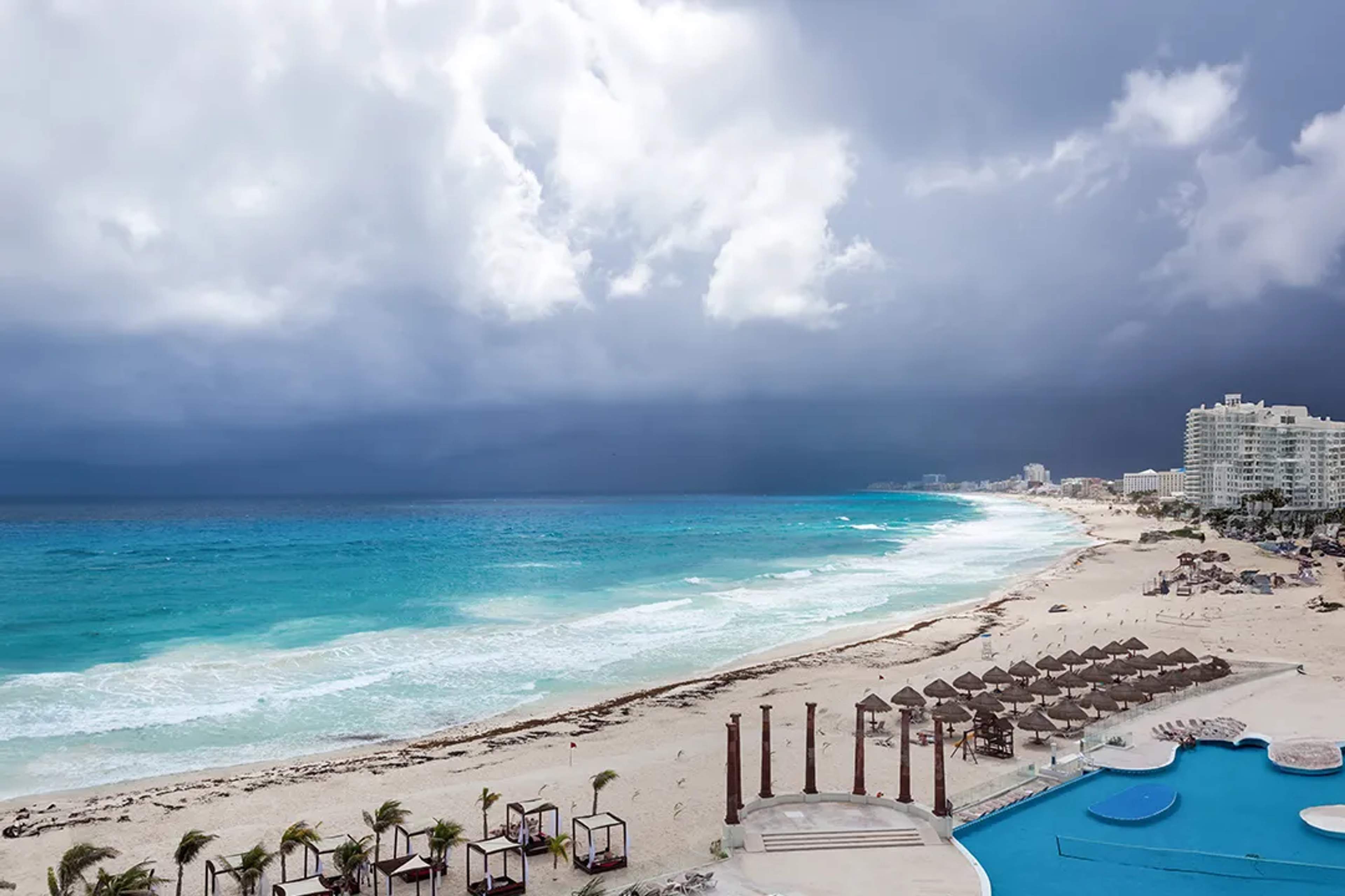 Playa de Cancún durante la temporada de huracanes con cielo nublado.