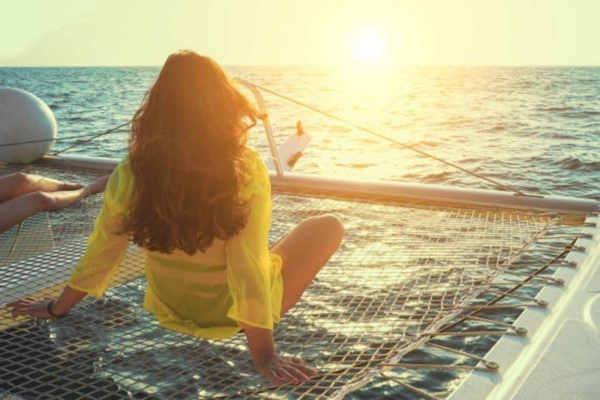 Paseo en yate de lujo al atardecer en Cancún, disfrutando de vistas serenas y una experiencia elegante.