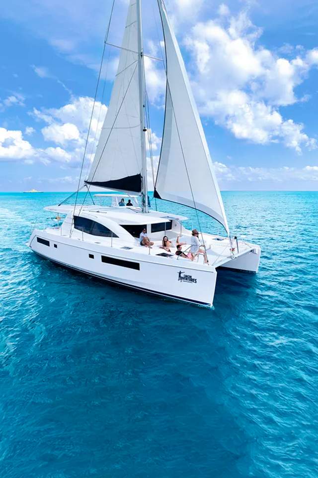 Catamarán navegando en el Caribe Mexicano, a lo largo de la Riviera Maya.