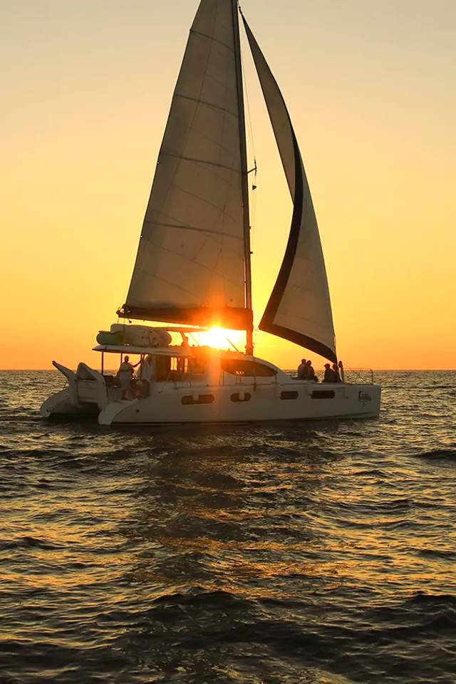 Vive el romance en el mejor Velero al Atardecer en Cancún.