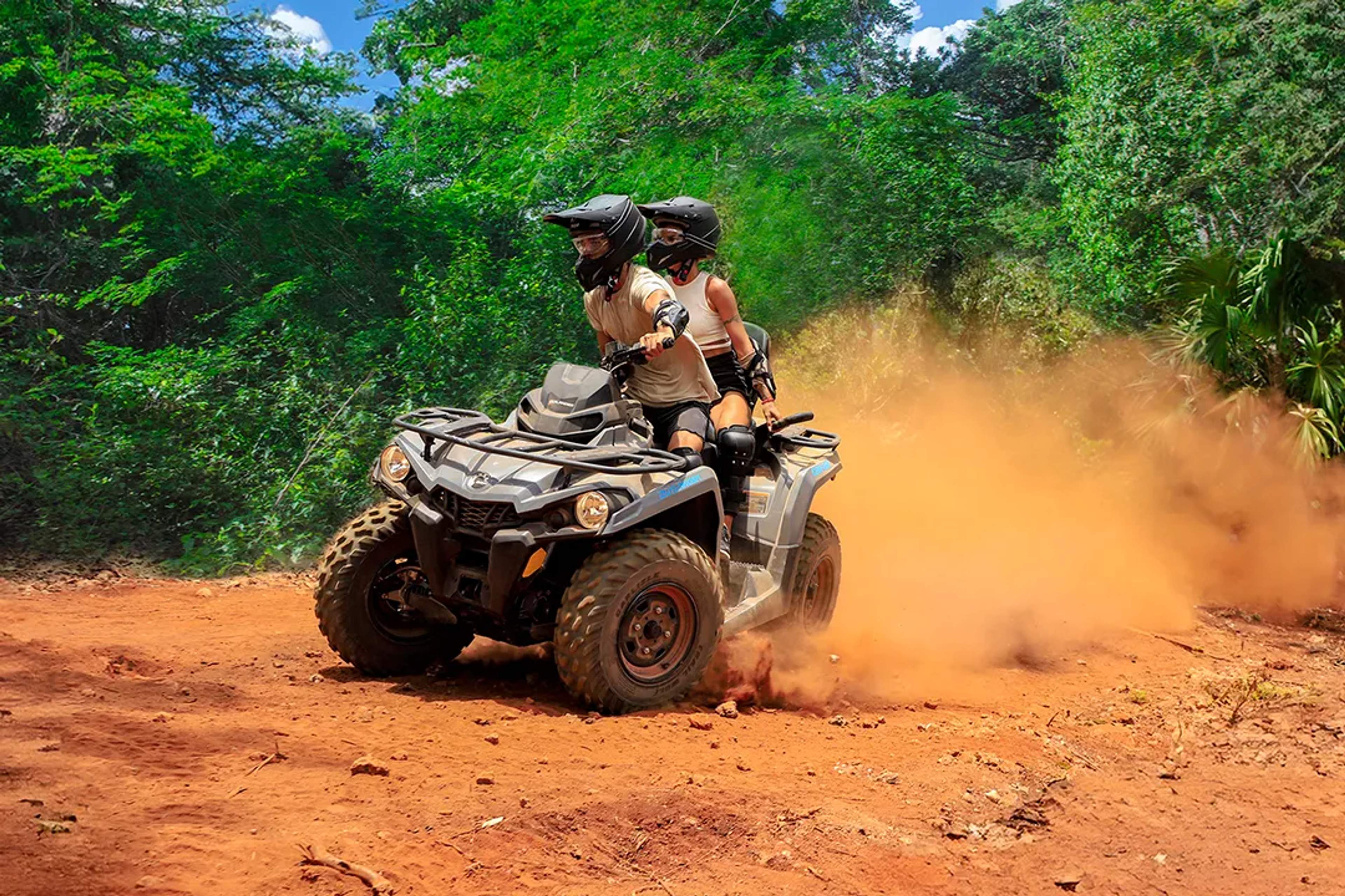 Aventura en ATV en Cancún para parejas recorriendo senderos off-road entre la selva y levantando polvo tropical