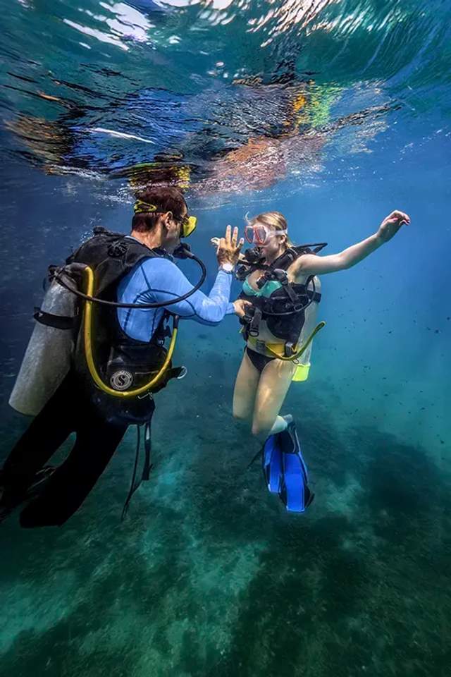 A student taking the PADI Open Water Diver Certification in Cancun.
