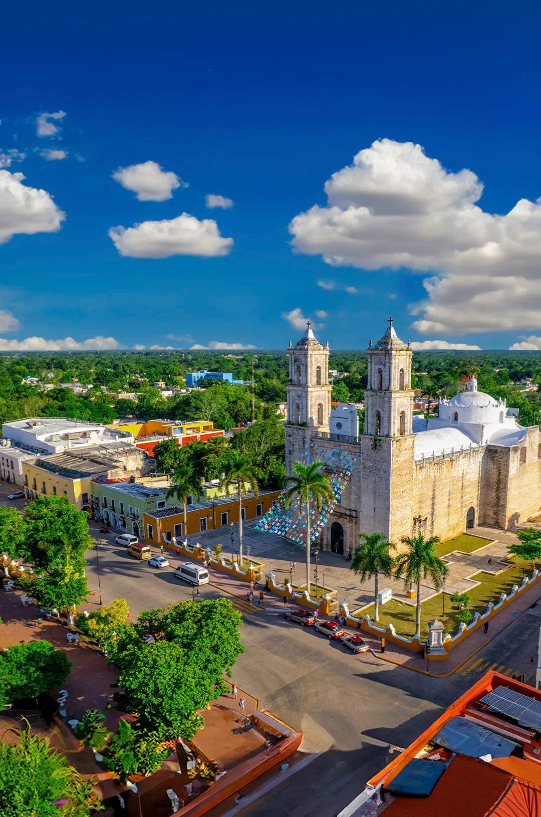 Vista aérea de la Catedral de San Gervasio en Valladolid, rodeada de coloridas edificaciones coloniales.