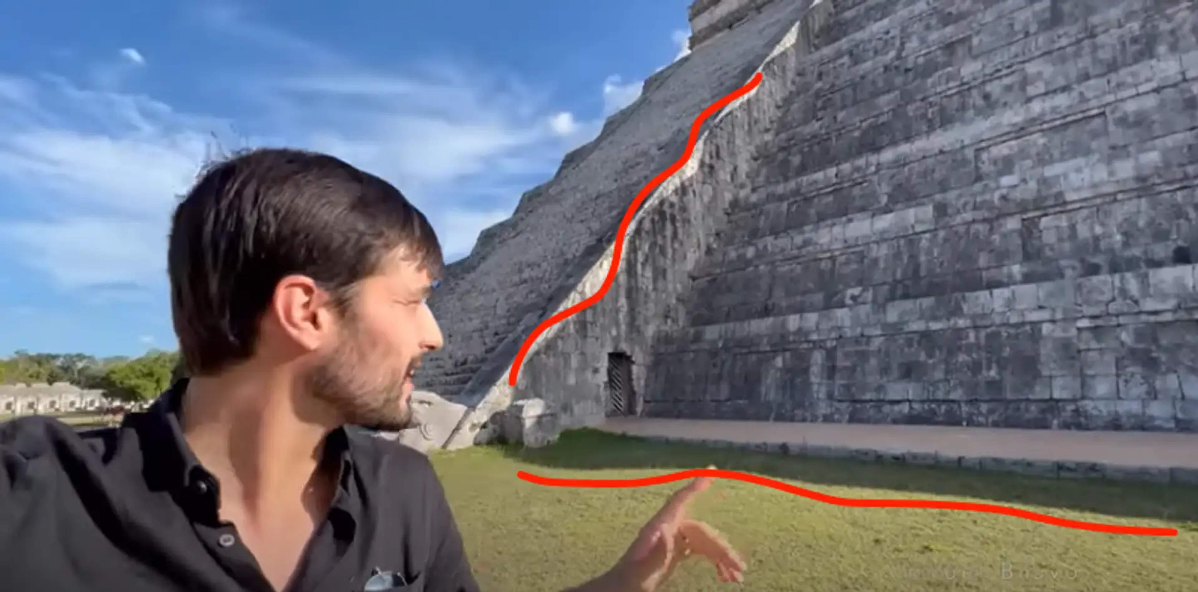 Vista aérea de Chichén Itzá, destacando la pirámide de Kukulkán y las estructuras mayas circundantes.