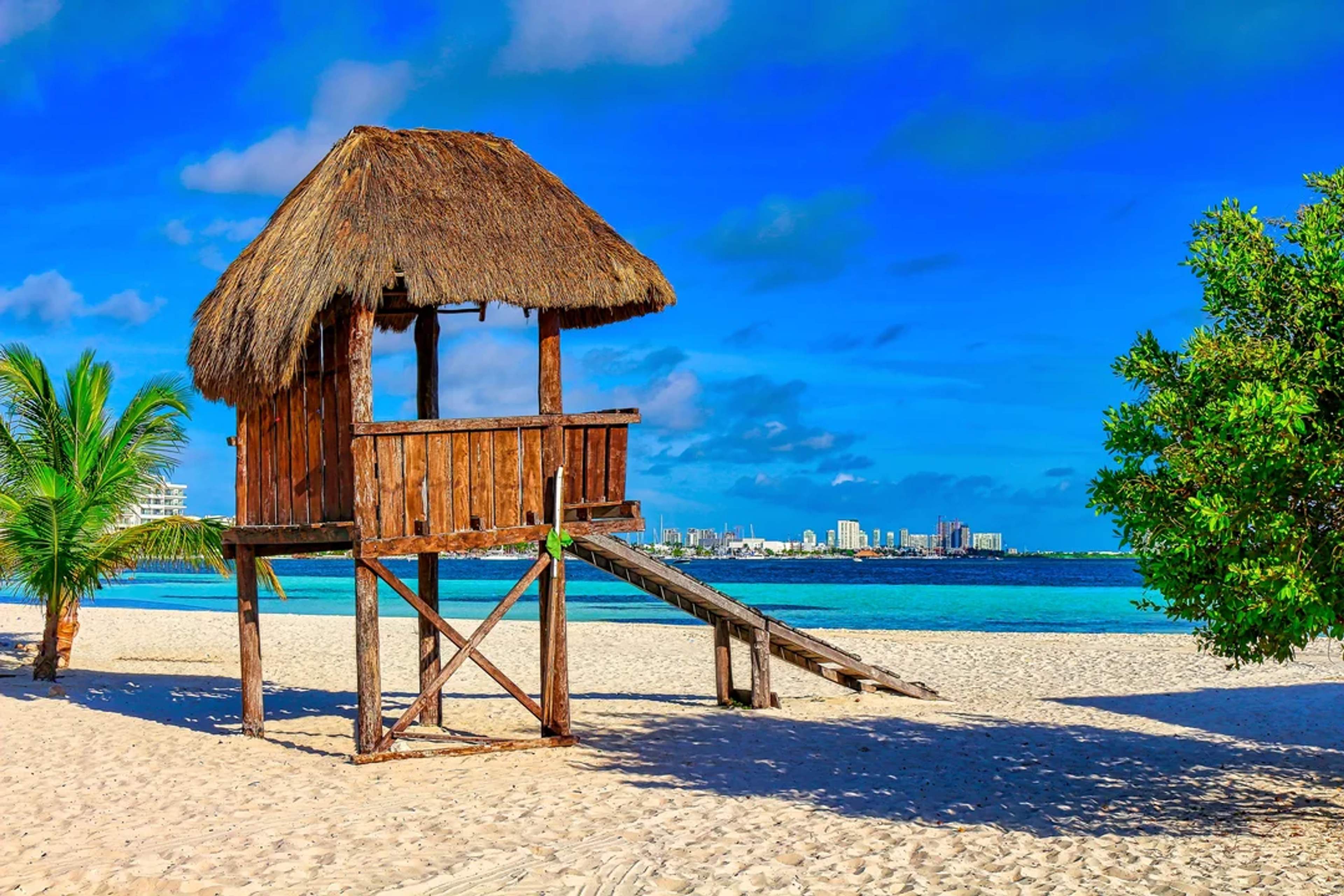 Relájate en Playa Langosta—arena blanca, encanto caribeño y vistas espectaculares te esperan.