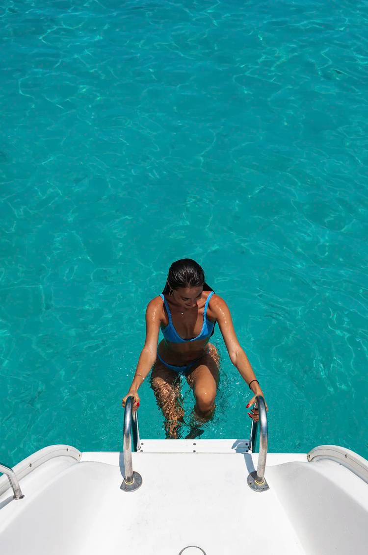 Mujer saliendo del agua en el Cataramán a Isla Mujeres de Cancun Adventures.