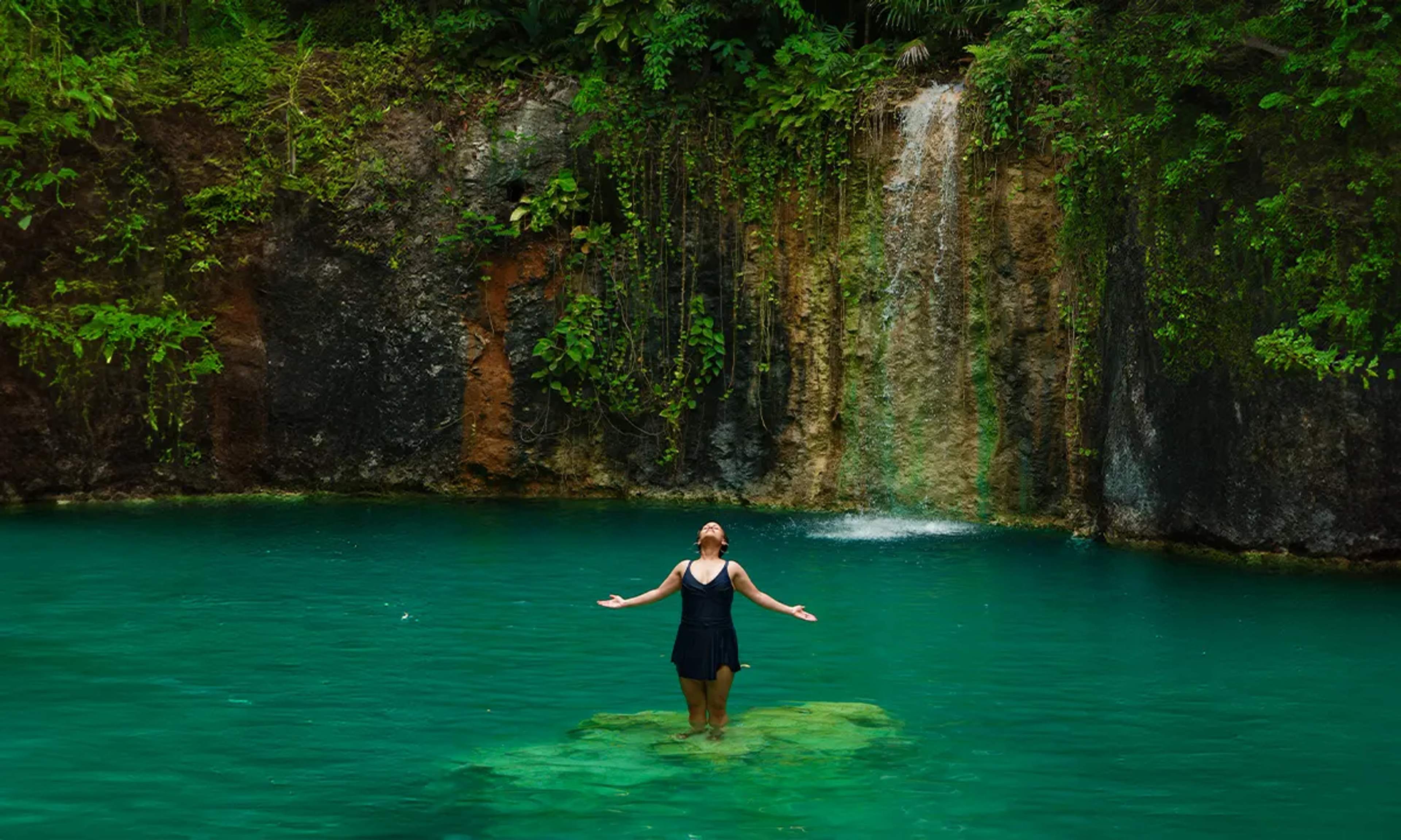 Ecoturismo en la Riviera Maya: Disfruta de cenotes y cascadas rodeados de exuberante selva y aguas tranquilas.