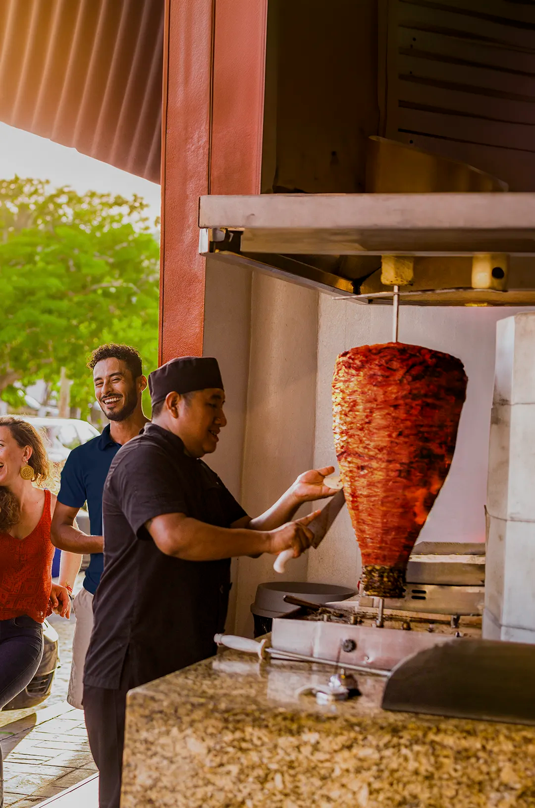 Viajeros disfrutando alguna de la mejor comida callejera en Cancún como parte de un tour guiado.
