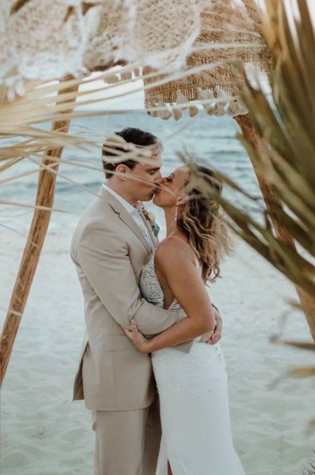 Romántica pareja en un ambiente boho chic en uno de los más hermosos venues para Bodas en la Riviera Maya.