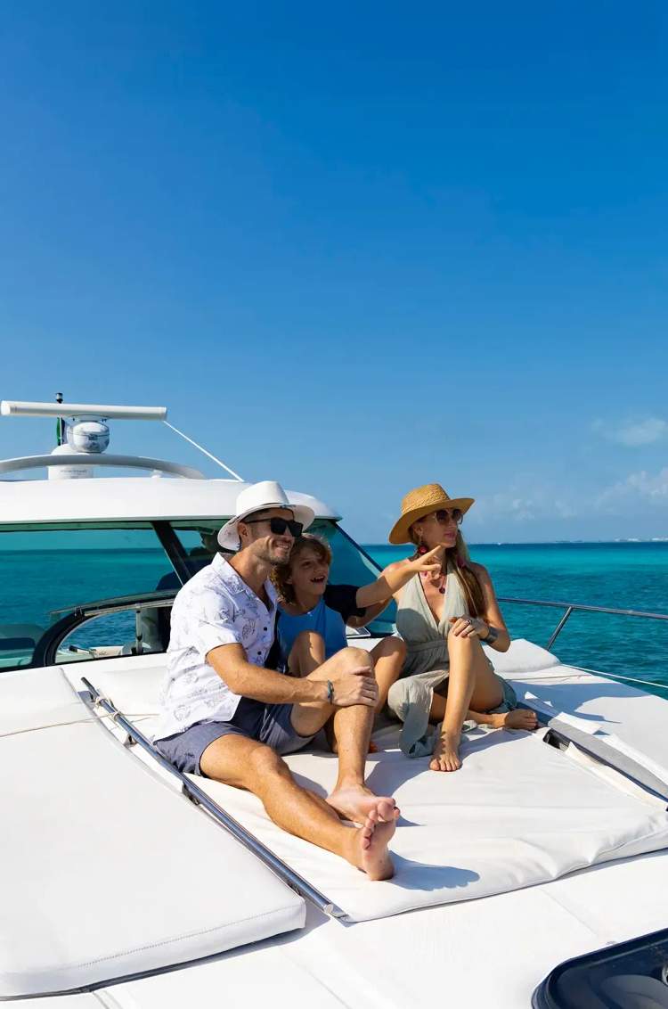 Familia disfrutando en un yate privado en Cancún.