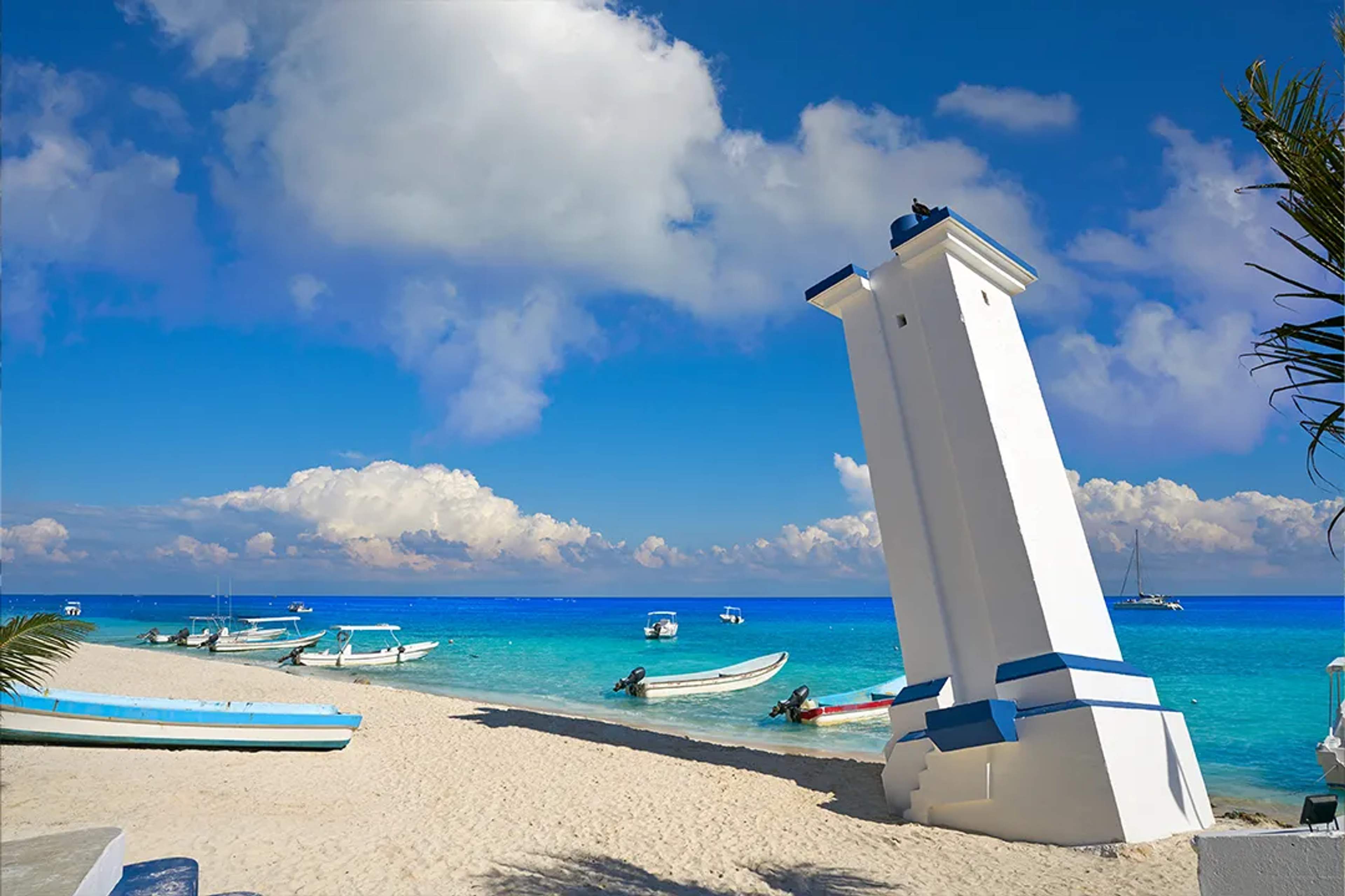 Faro de Puerto Morelos junto al mar Caribe cerca de Cancun Adventures, con arena blanca y aguas turquesa