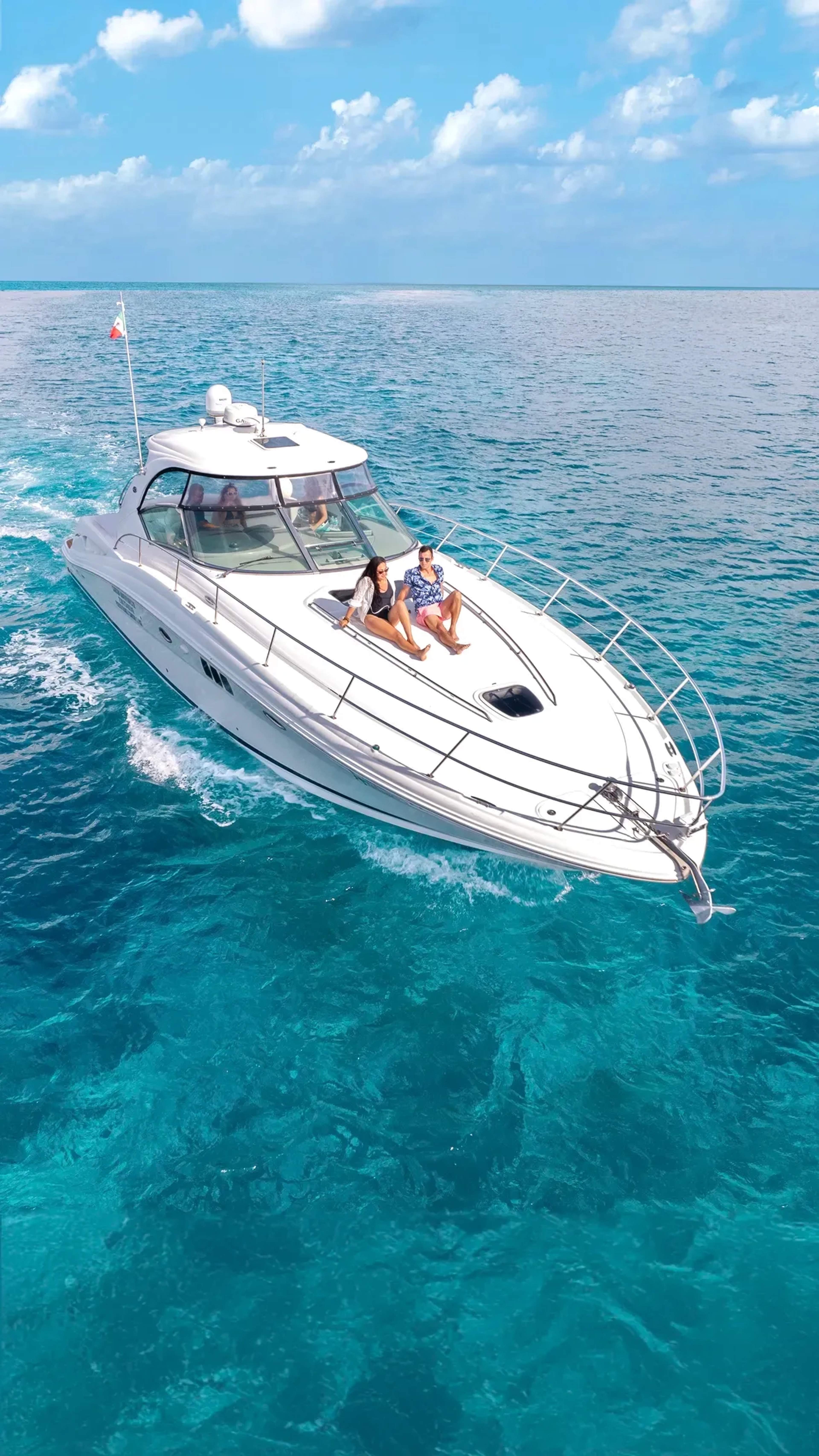 Experimenta el lujo con el alquiler de yates privados en Cancun, navegando por aguas cristalinas y brillantes.