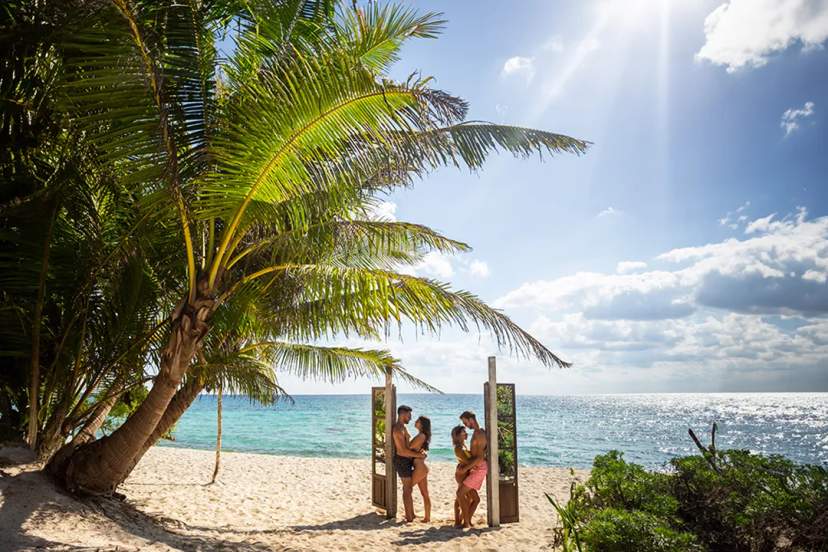Grupo de amigos disfrutando de la soleada playa en Cancún, México.