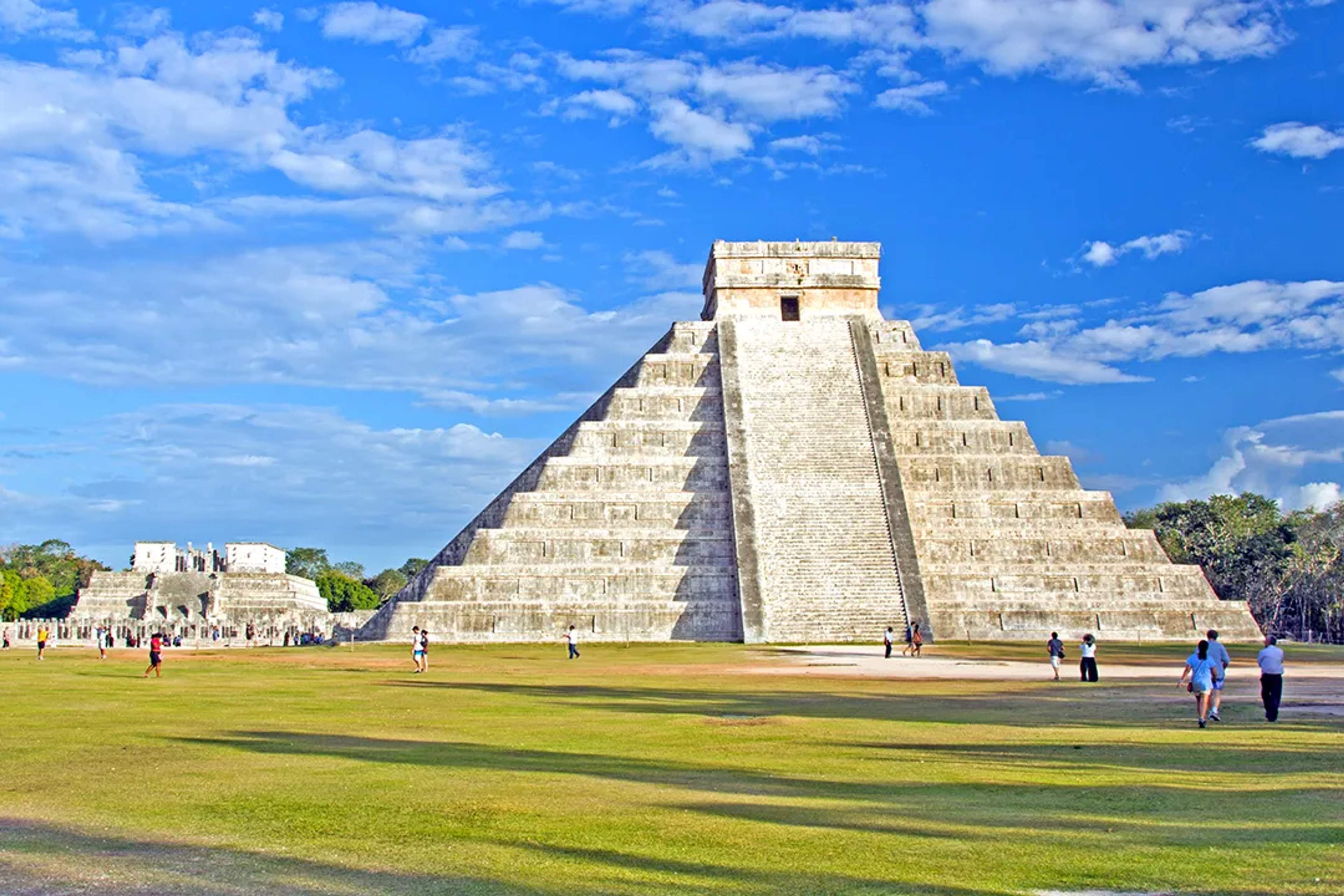 Chichén Itzá El Castillo pyramid under blue sky in Yucatán, iconic Mayan archaeological site