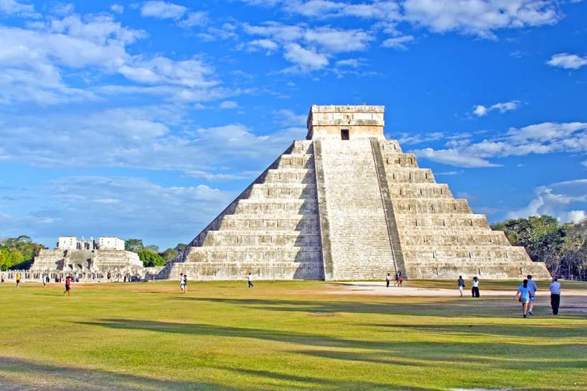 Chichén Itzá El Castillo pyramid under blue sky in Yucatán, iconic Mayan archaeological site