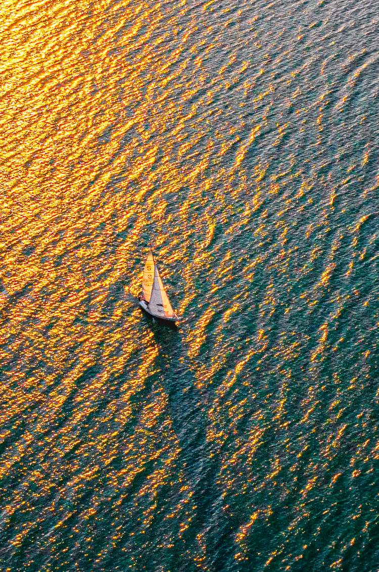 Vista aérea de un Velero en Cancún al atardecer navegando por el Caribe Mexicano.