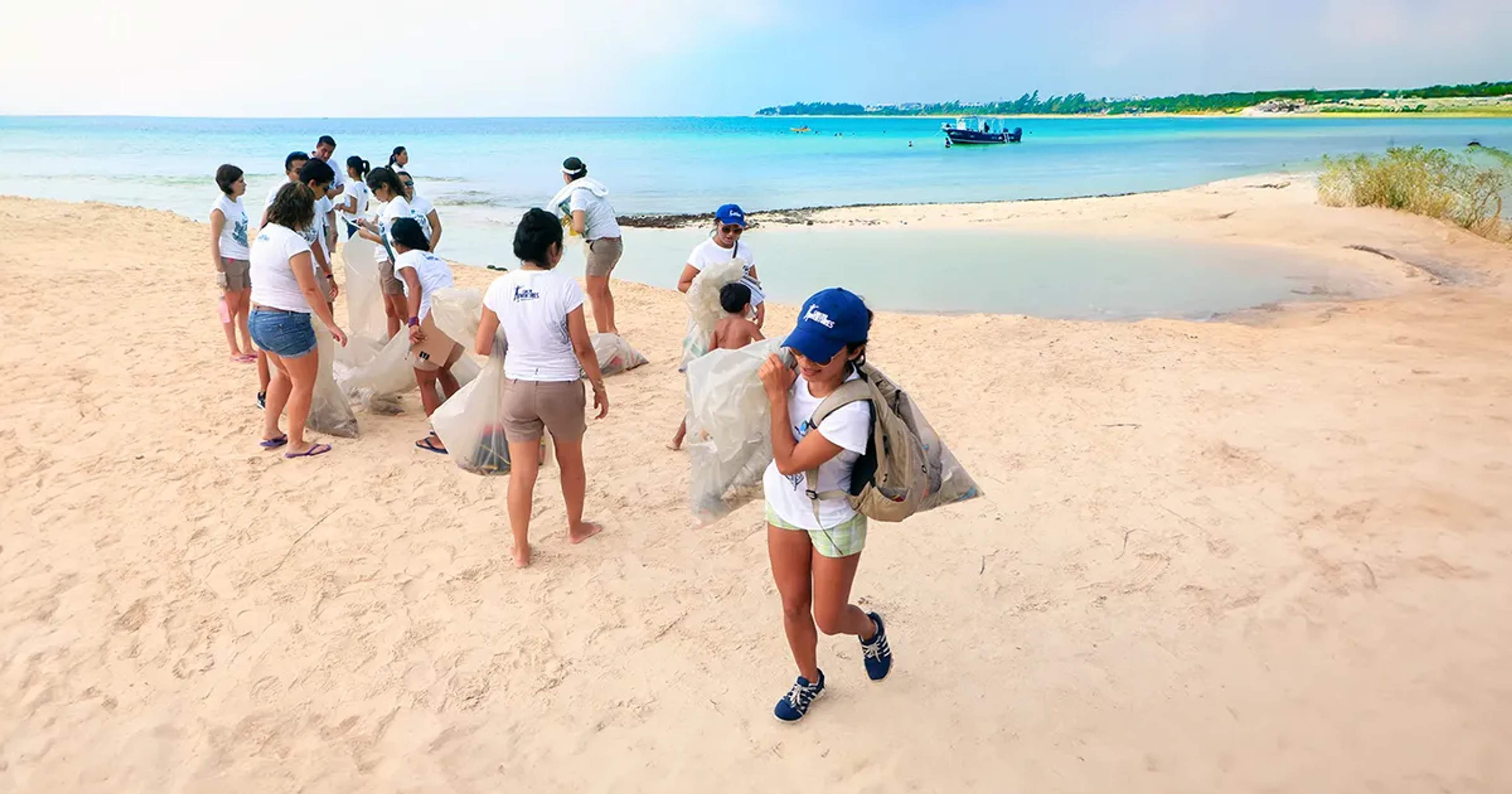 Equipo de Cancun Adventures en una limpieza de playa.