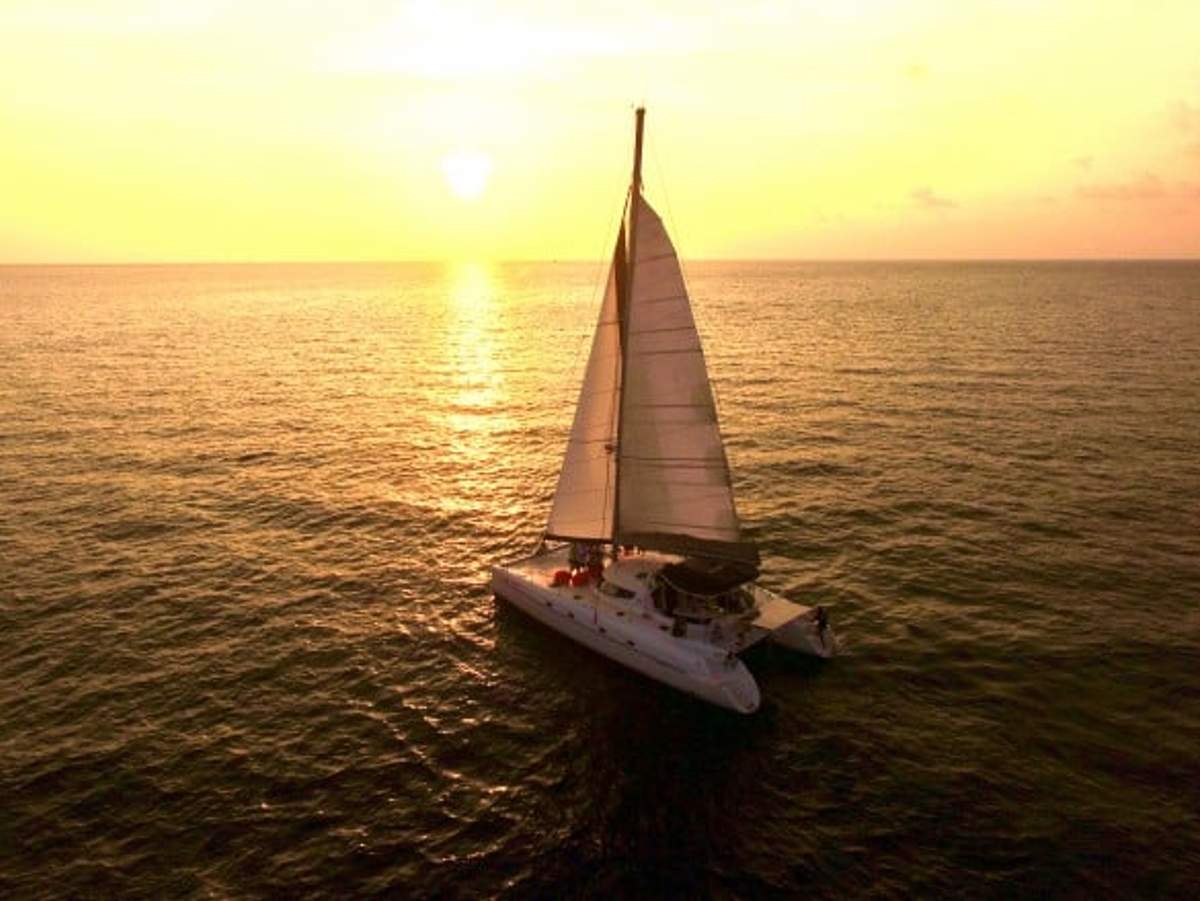 Paseo en yate de lujo al atardecer en Cancún, ofreciendo vistas impresionantes y una experiencia inolvidable.