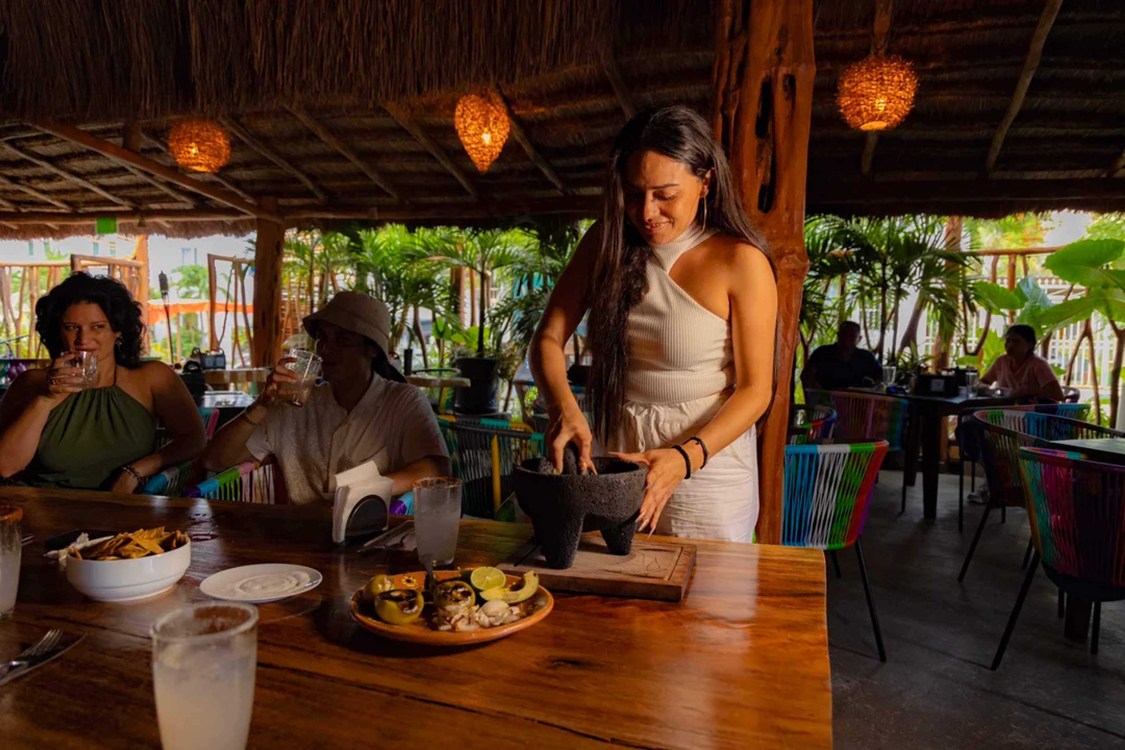 Prepara guacamole a mano y prueba mezcal en una experiencia culinaria auténtica y vibrante en México.