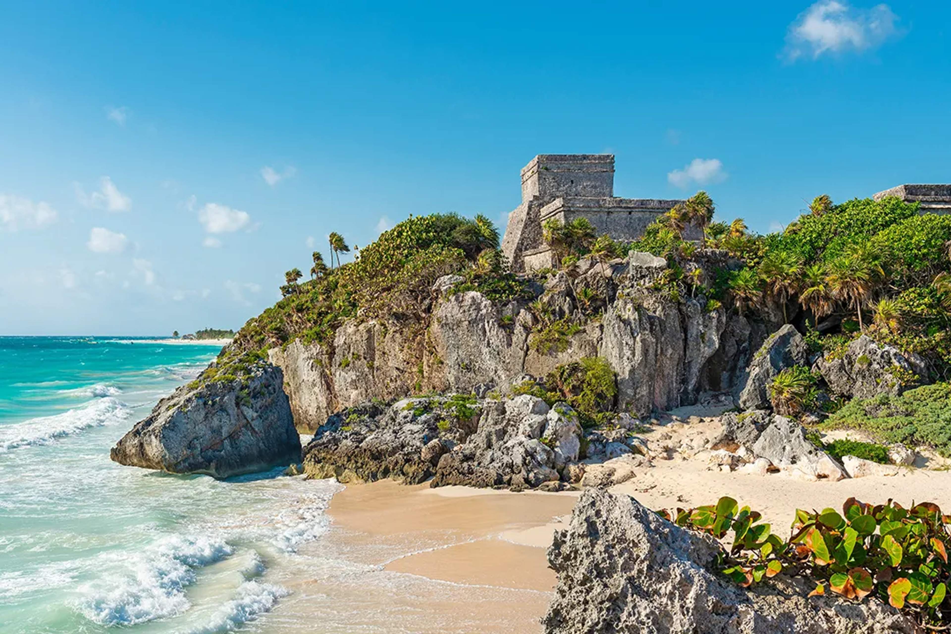 Ruinas de Tulum sobre un acantilado frente al Mar Caribe, icónico sitio arqueológico maya en la costa de México
