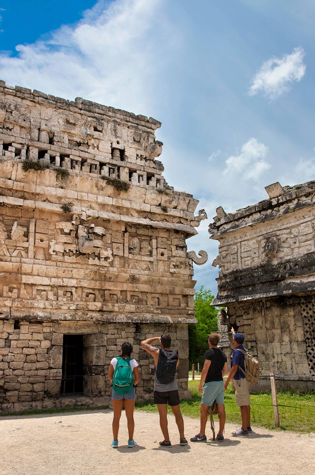 Viajeros explorando las antiguas ruinas mayas durante un tour a Chichen Itzá.
