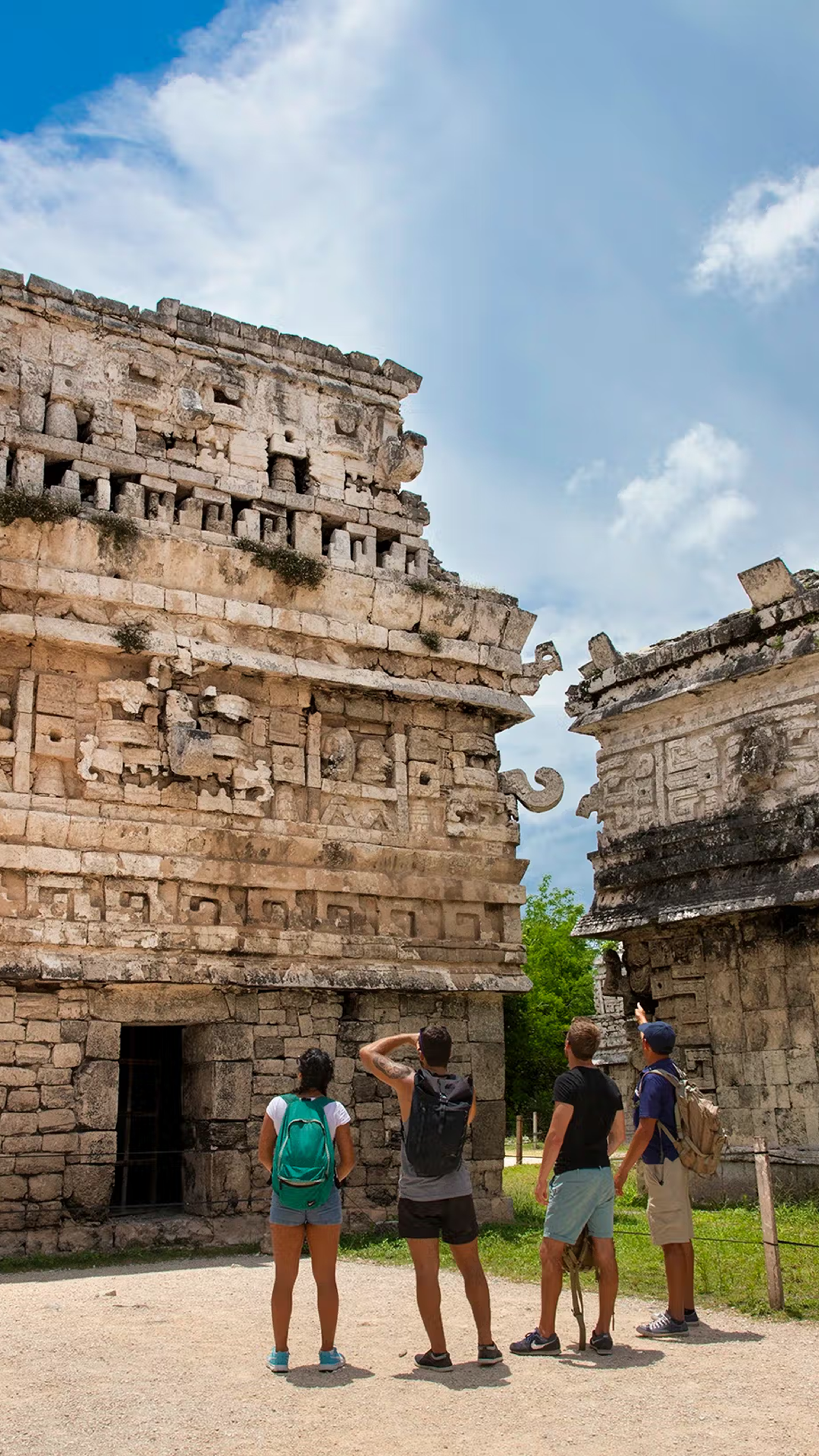 Ruinas de Chichen Itza, Vista frontala de una antigua pirámide maya rodeada de densa selva.