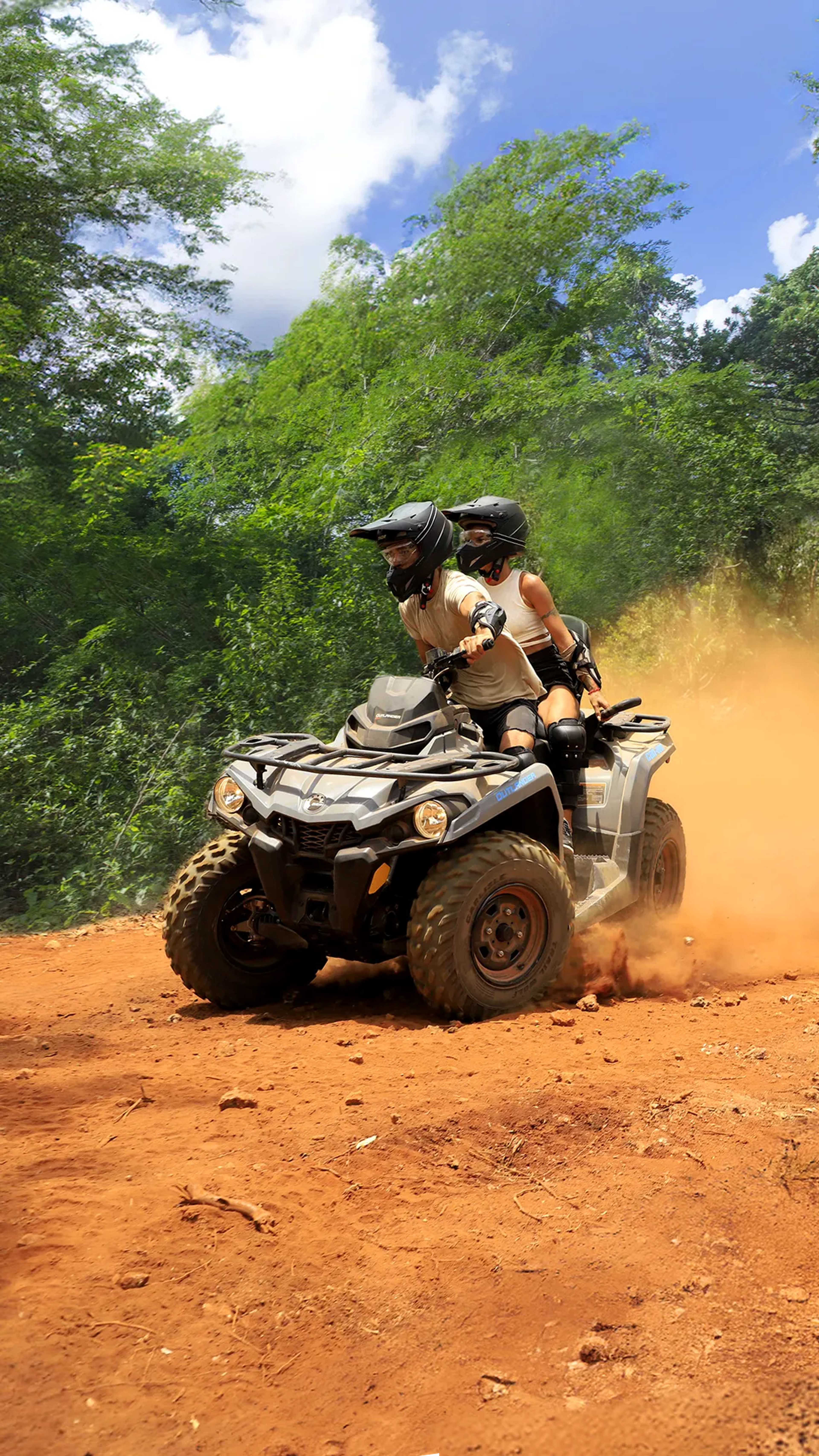 Amigos disfrutando un emocionante Tour en ATV en Cancún.
