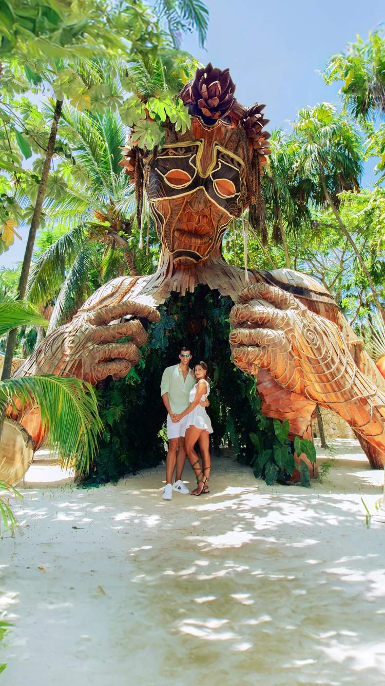 "Ven a la Luz", escultura de madera creada por Daniel Popper.