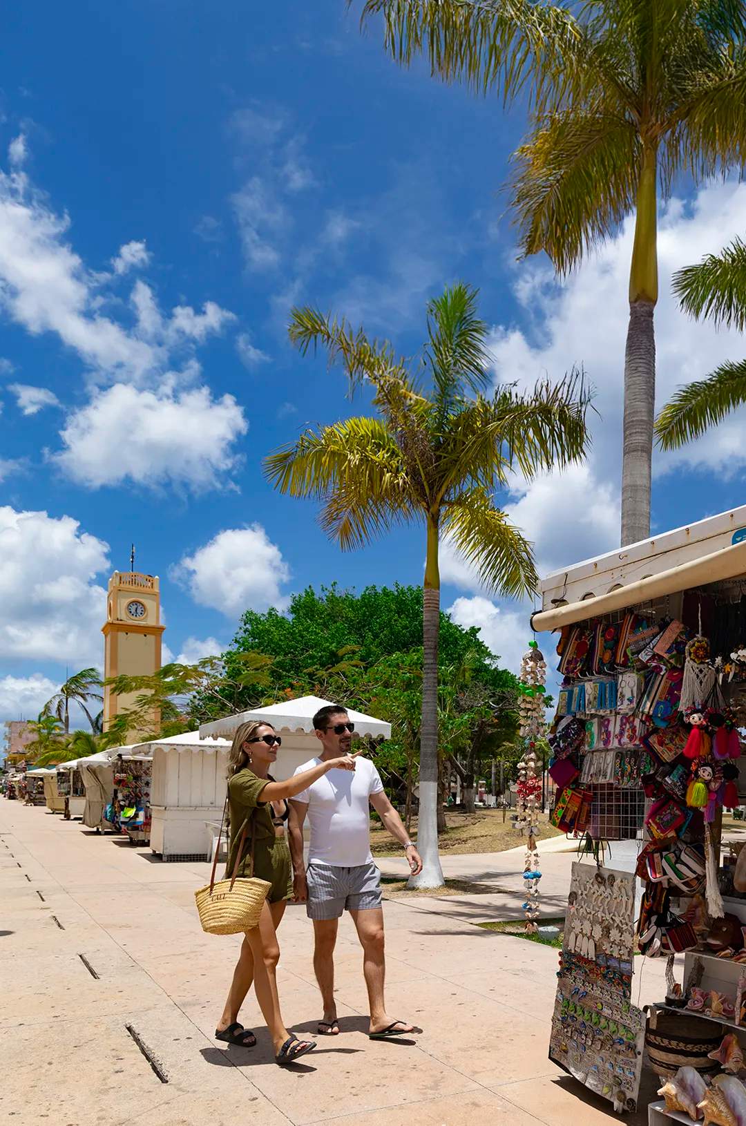 Pareja recorriendo puestos de artesanías en Cozumel.
