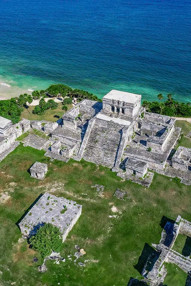 Vista aérea de las antiguas ruinas mayas de Tulum sobre un acantilado frente al Mar Caribe.