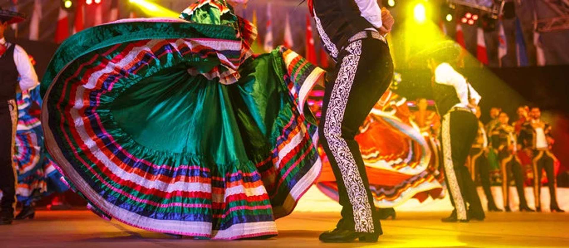 Danza tradicional mexicana durante la celebración del 16 de septiembre, Día de la Independencia.