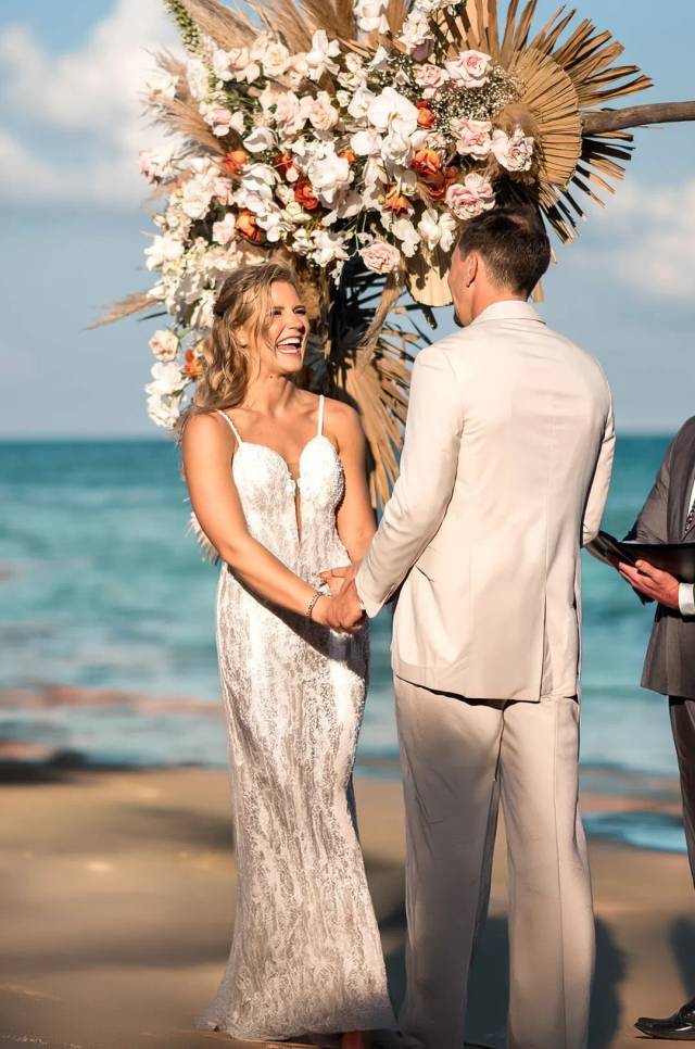 Pareja feliz en una Boda de Destino en Cancún en Punta Venado Weddings.