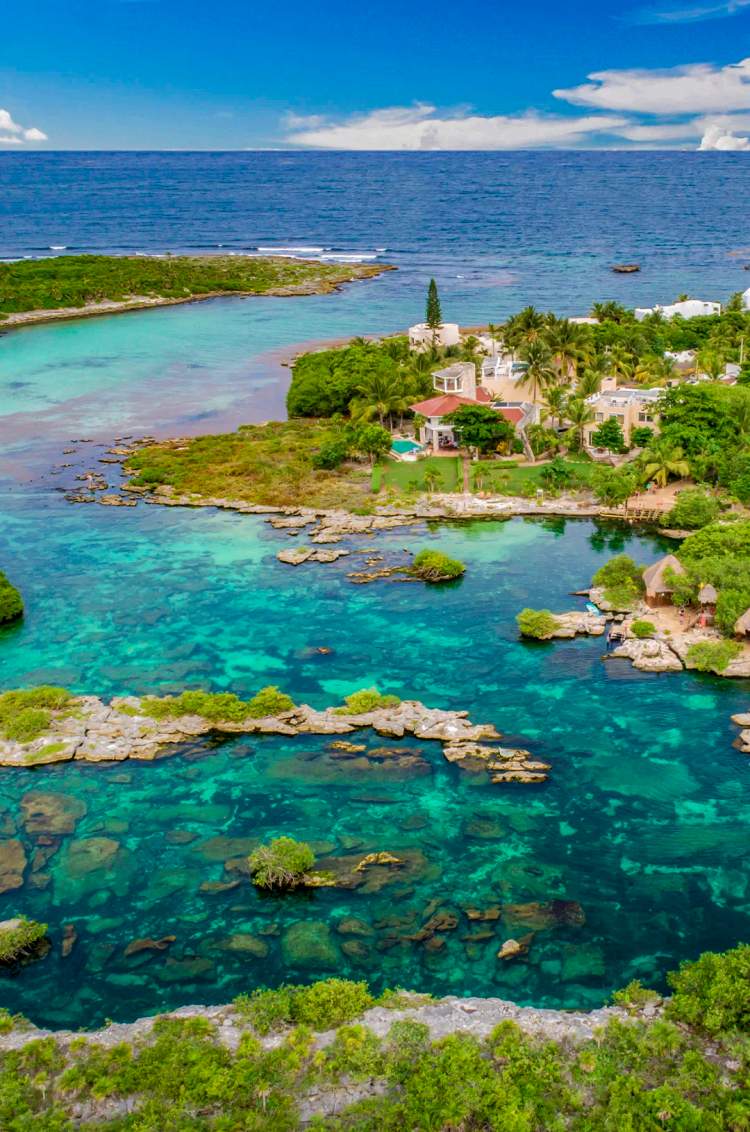 Vista aérea de una hermosa zona costera con agua turquesa clara y vegetación verde exuberante