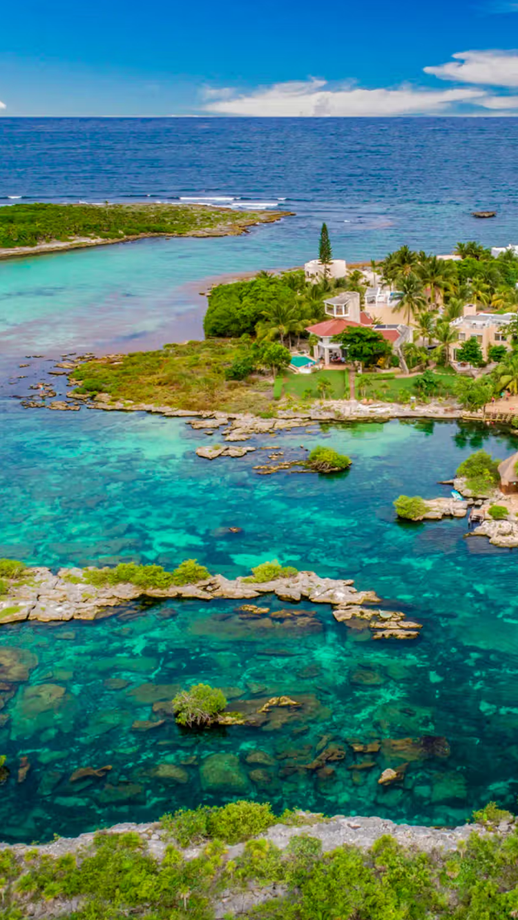 Grupo de amigos explorando una hermosa cueva de cenote