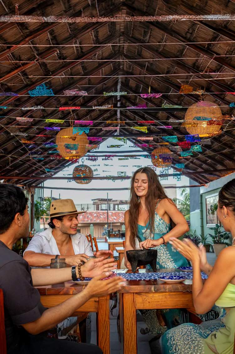 Viajeros en una clase de preparación de salsas como parte de un divertido Tour gastronómico en Cancún.