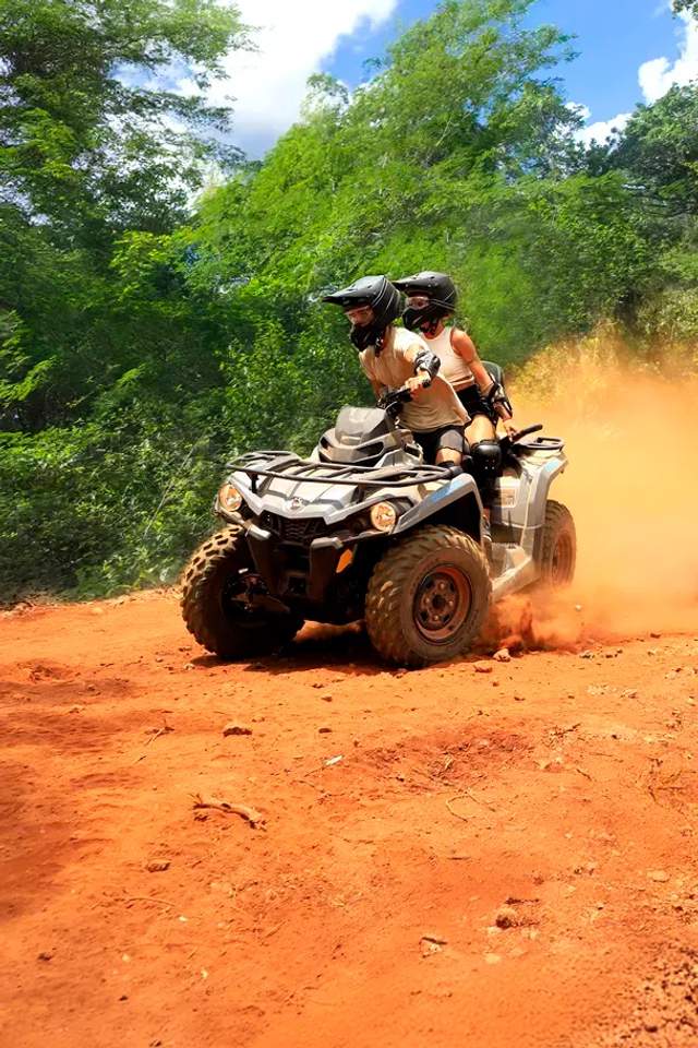 Amigos disfrutando un emocionante Tour en ATV en Cancún.