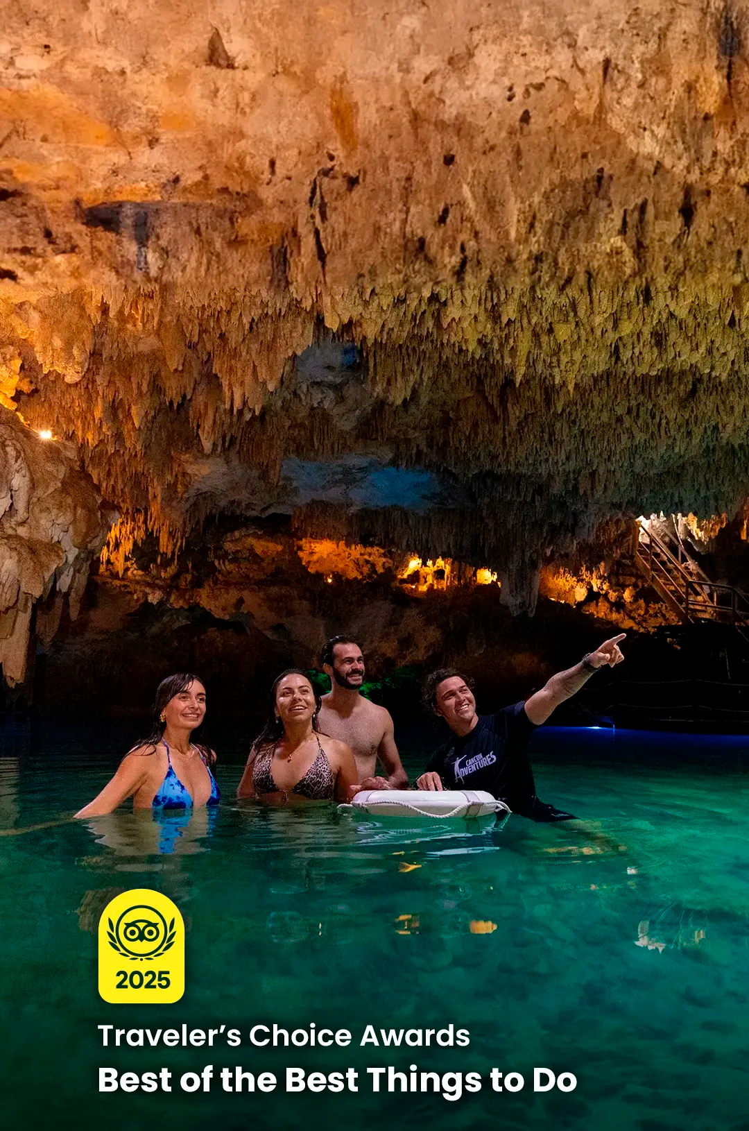 Grupo de amigos explorando una hermosa cueva de cenote