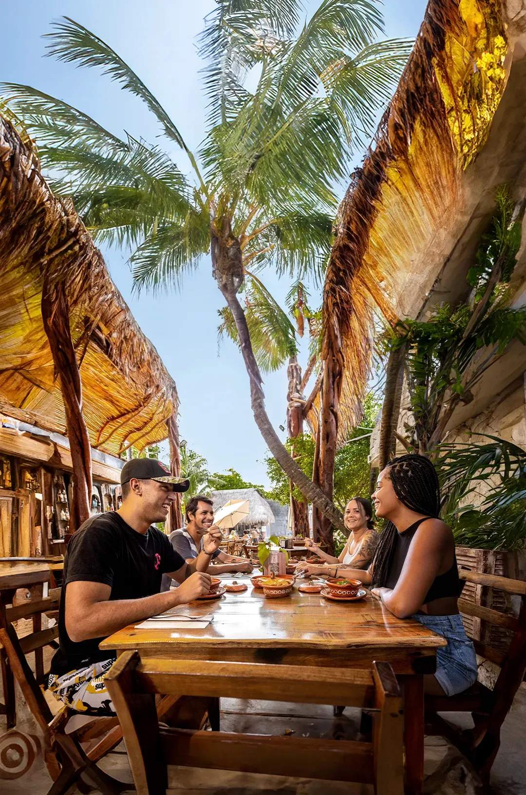Amigos disfrutando de una comida en un restaurante al aire libre con ambiente rústico