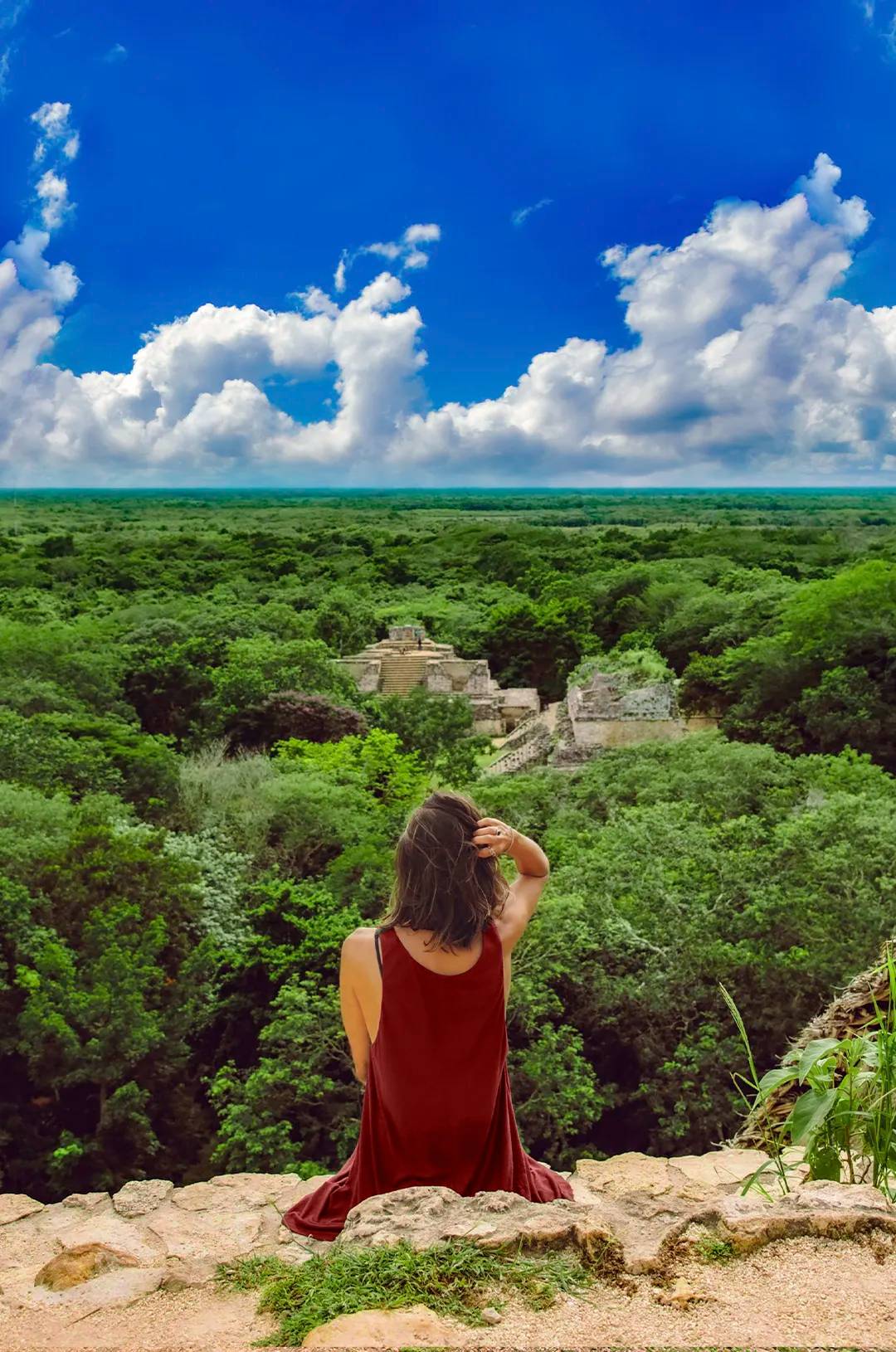 Vista desde la cima de una pirámide en Ek Balam, rodeada de selva.