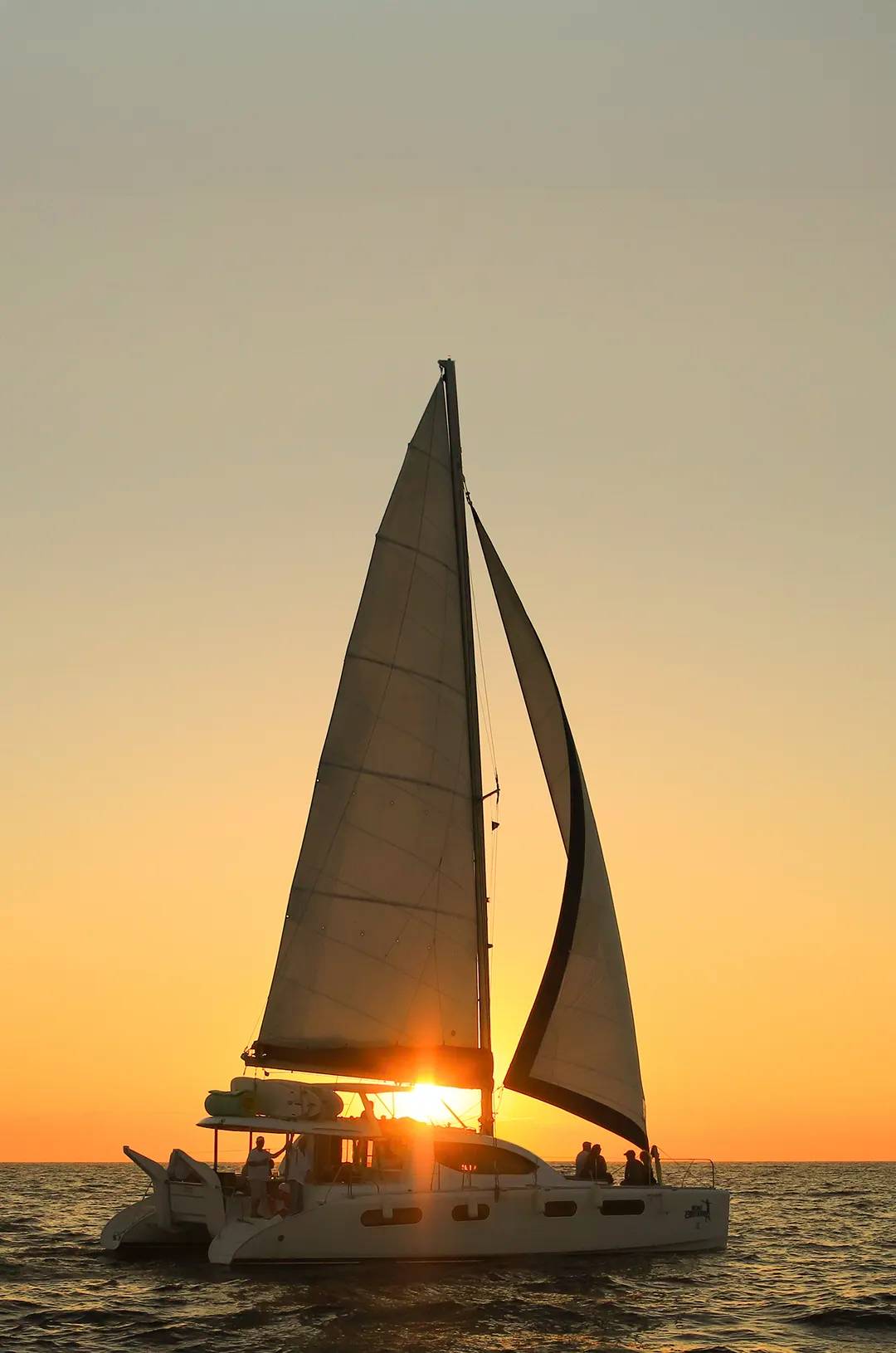 Catamarán privado al atardecer en Cancún.