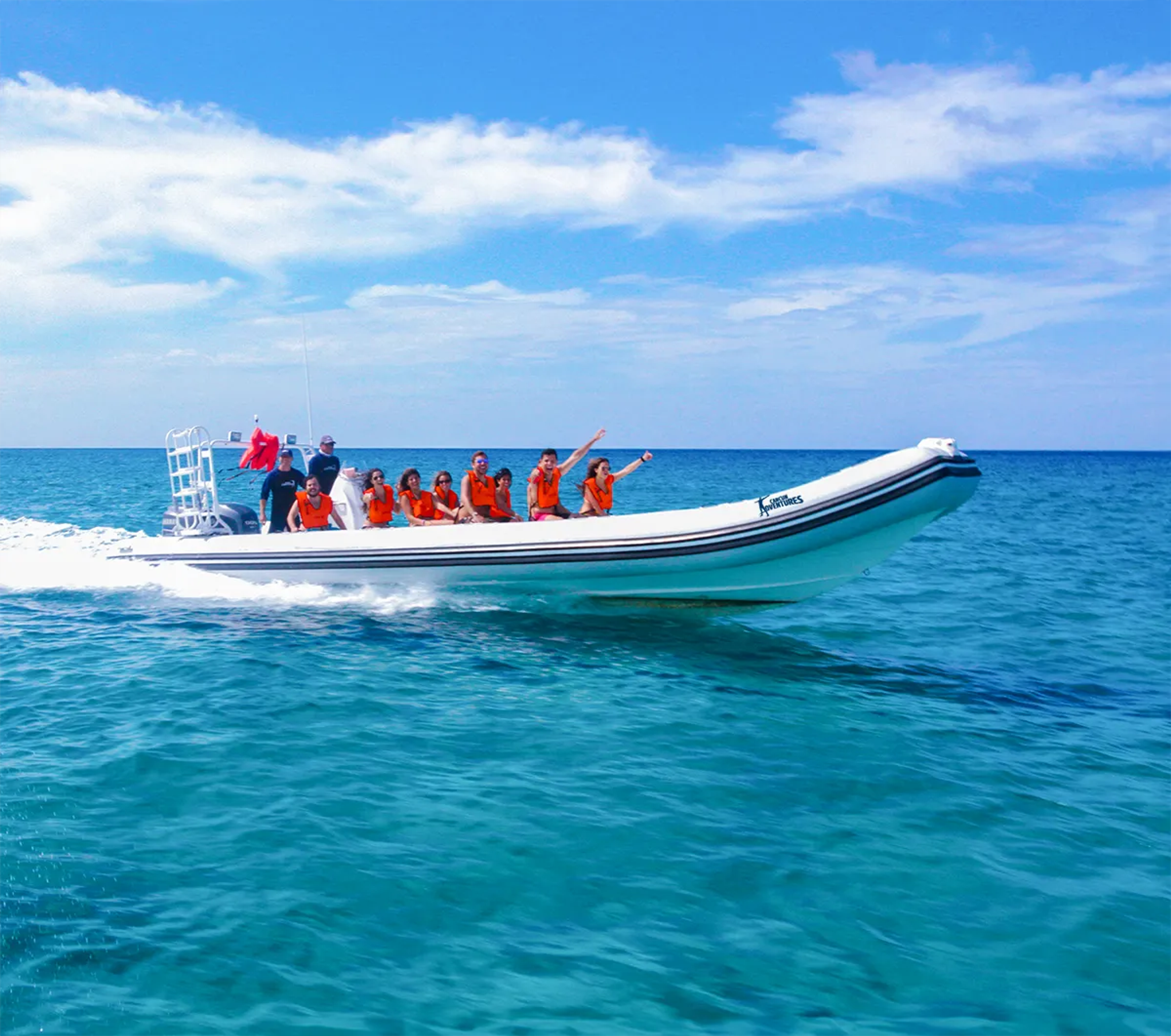 Tour de Cancun Adventures en las aguas turquesas del Caribe Mexicano.