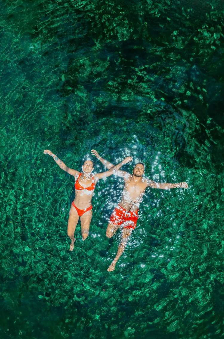 Pareja flotando en un cenote de Tulum,